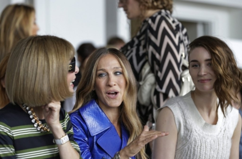US-Schauspielerin Sara Jessica Parker (Mitte), US-Vogue-Chefin Anna Wintour (links) und US-Schauspielerin Rooney Mara bei der Calvin-Klein-Modenschau