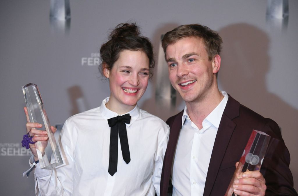 Die Schauspieler Vicky Krieps und Albrecht Schuch freuen sich nach Verleihung des Deutschen Fernsehpreis 2019 über die Auszeichnung in der Kategorie beste Schauspielerin und bester Schauspieler.