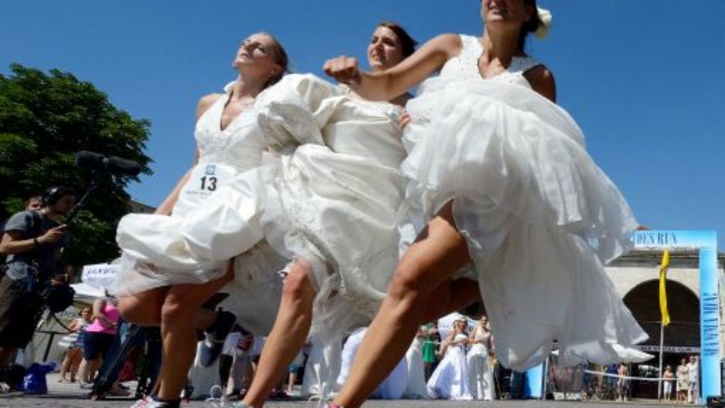Schlossplatz Stuttgart: Unverheiratete gewinnt beim Brides Run mit geliehenem Kleid