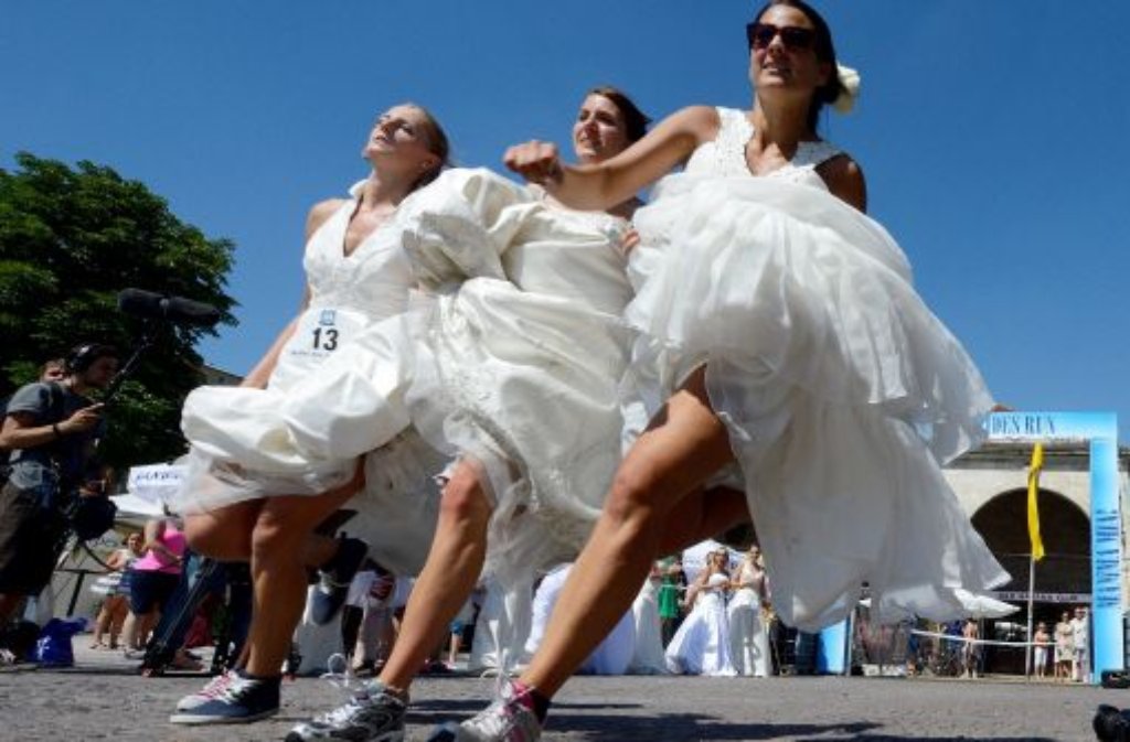 Strahlend ganz in Weiß: Beim schweißtreibenden "Brides Run" sind 17 junge Frauen auf dem Schlossplatz in Stuttgart gegeneinander angetreten.