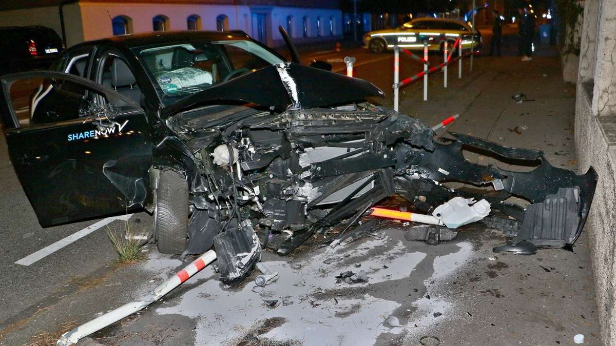 Schwerer Unfall in Ludwigsburg: Mietwagen zu Schrott gefahren – Trio flüchtet und kehrt zurück
