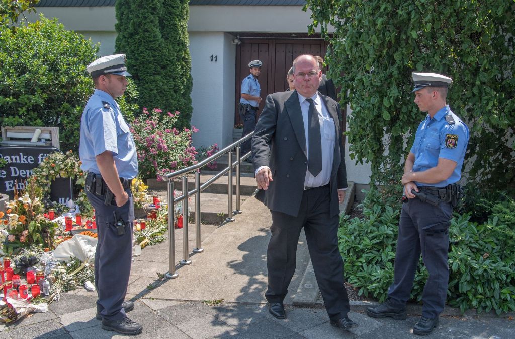 Am Mittwochmittag will Walter Kohl in das Haus seines Vaters, der dort aufgebahrt ist, doch er darf nicht in das Gebäude. Polizisten leiten ihn ...