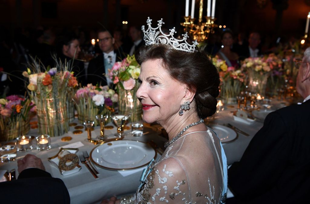 Die 75-jährige Königin recycelte ein Kleid des Stardesigners Elie Saab.