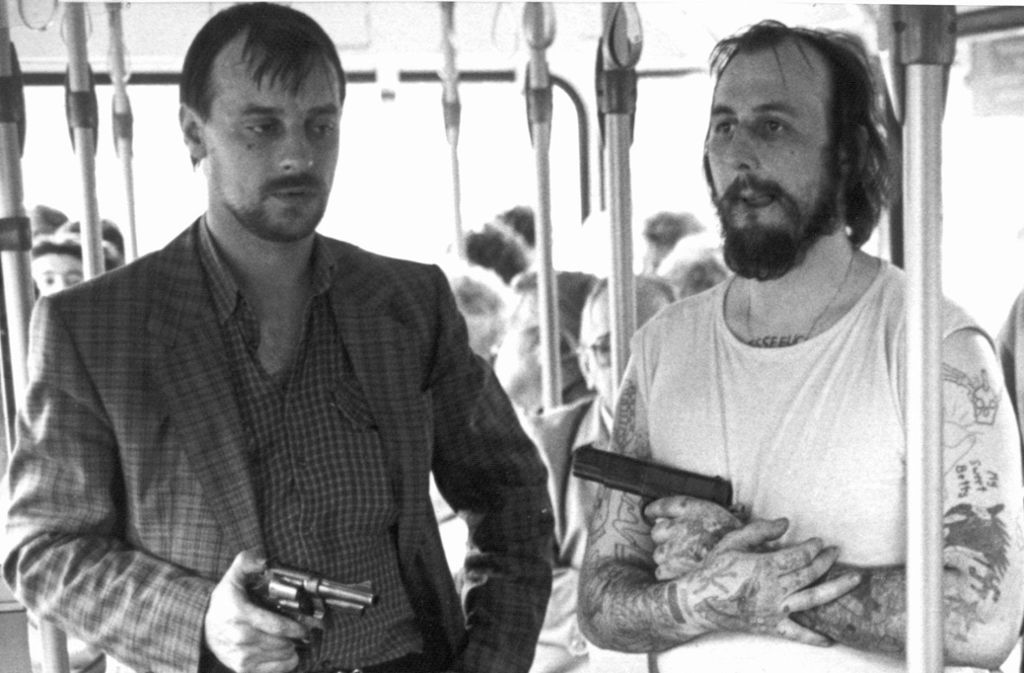 Die echten Geiselgangster: Dieter Degowski und Hans-Jürgen Rösner posieren in einem entführten Linienbus für Pressefotografen.