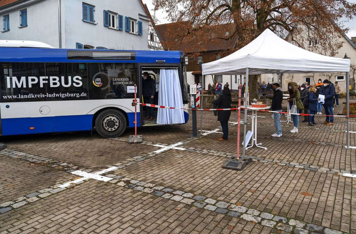 Großer Andrang bei der Premiere: der neue Impfbus des Landkreises bei seiner ersten Station zur Booster- oder Erst- und Zweitimpfung in Mundelsheim