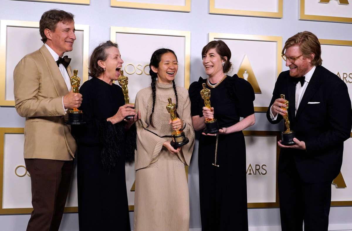 Freude beim Team von „Nomadland“ – der Film wurde in den wichtigsten Oscar-Kategorien ausgezeichnet.