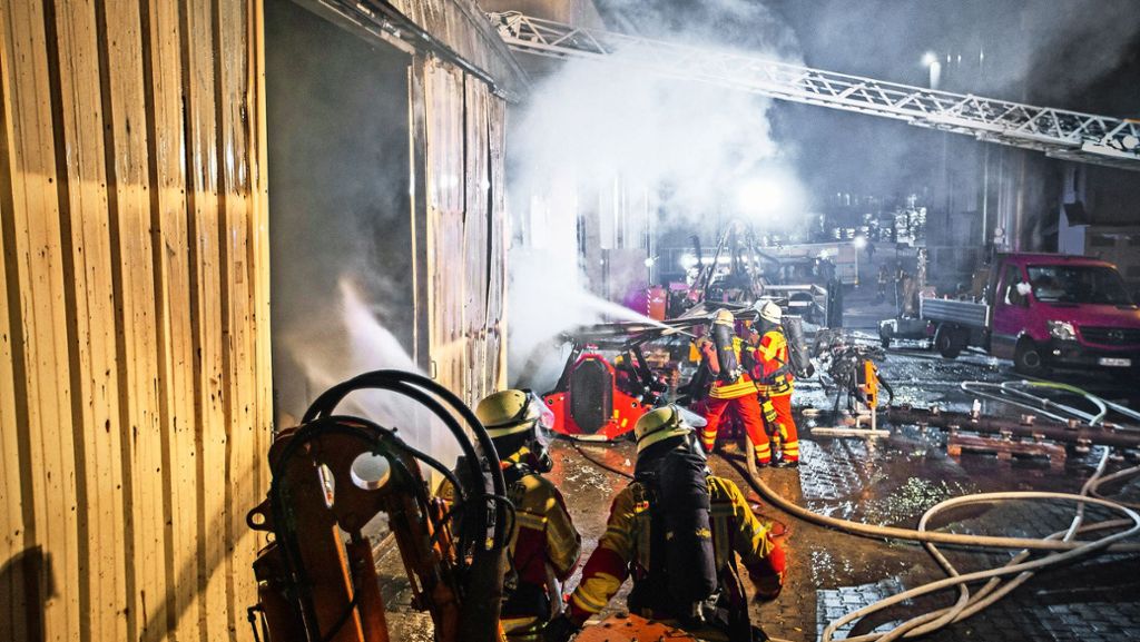  Bei einem Großbrand wird die Lagerhalle eines Maschinenherstellers in Gemmrigheim komplett zerstört. Warum das Feuer ausbrach, ermittelt derzeit die Polizei. 