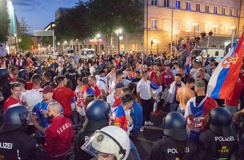 Die Polizei kesselt am Mittwochabend circa 50 serbische Anhänger ein, die nach dem WM-Aus ihrer Mannschaft ihrem Ärger Luft machen
