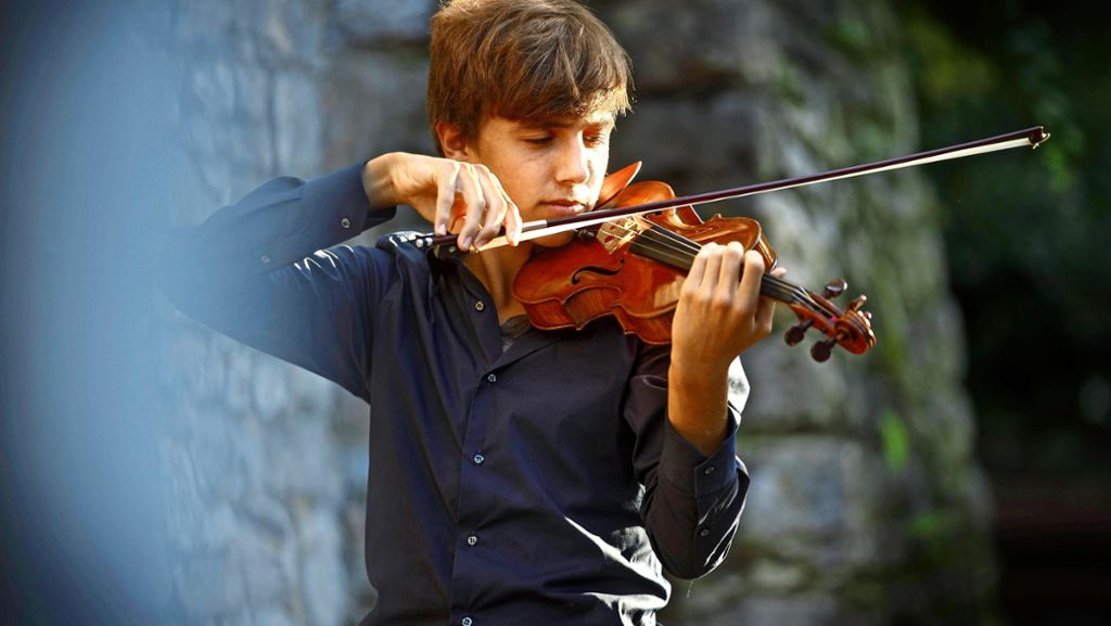  Zwei Jahre alt war Lewin Creuz, als er zum ersten Mal eine Geige in der Hand hatte. Seitdem spielt der mittlerweile 16-Jährige mit großer Begeisterung – und sammelt Erfolge. 