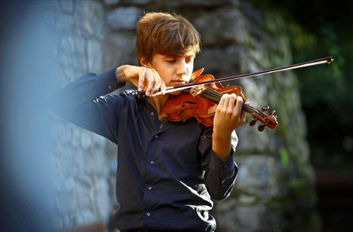 Lewin Creuz aus Korb ist 16 Jahre alt und hat für sein Geigenspiel schon zahlreiche Preise gewonnen. Foto:  
