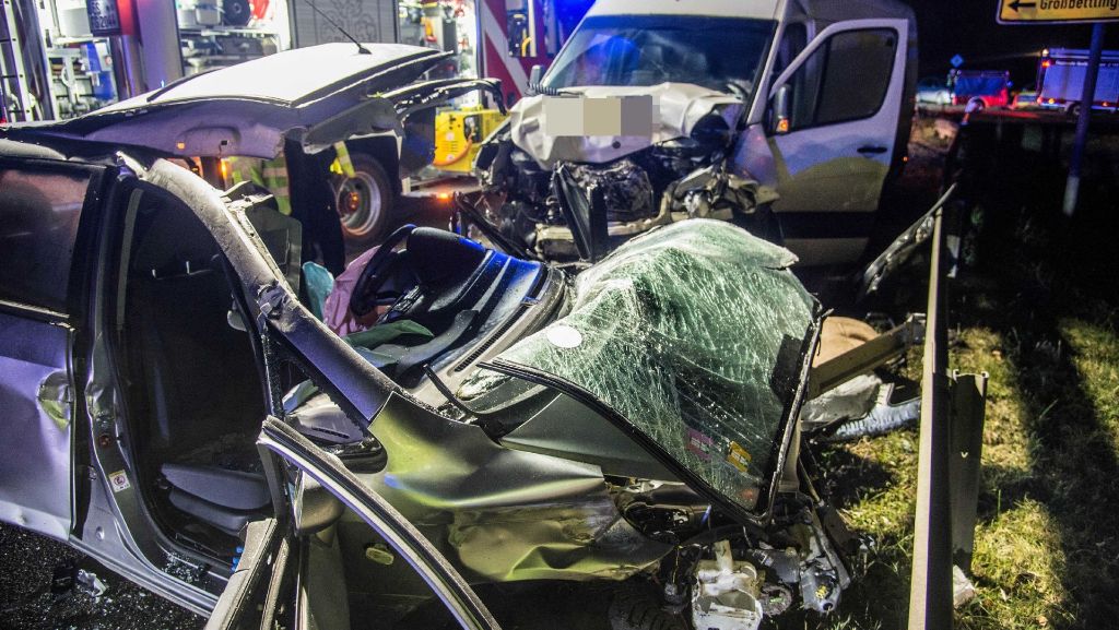 Tödlicher Unfall im Kreis Esslingen: Kleinwagen prallt auf Transporter – Fahrer stirbt