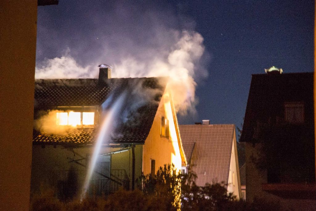 Am frühen Montagmorgen ist ein Feuer in einem Dreifamilienhaus in Stuttgart-Untertürkheim ausgebrochen.