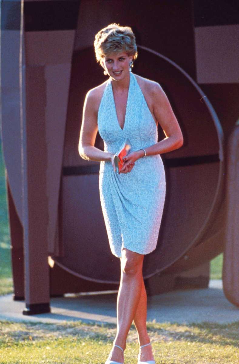 1995: Nach der Scheidung und in den Jahren vor Dianas Tod ersetzten zunehmend Minikleider die bodenlangen Abendroben der früheren Jahre. Als dieses eisblaue bestickte Neckholder-Cocktailkleid von Catherine Walker später versteigert wurde, erzielte es um die 77.000 US-Dollar.