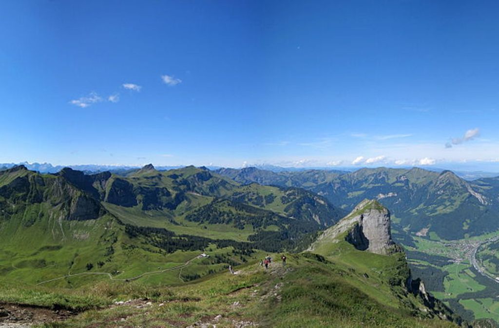 Blick vom Gipfel der Kanisfluh. Rechts im Bild ist die markante Spitze der Holenke zu sehen.