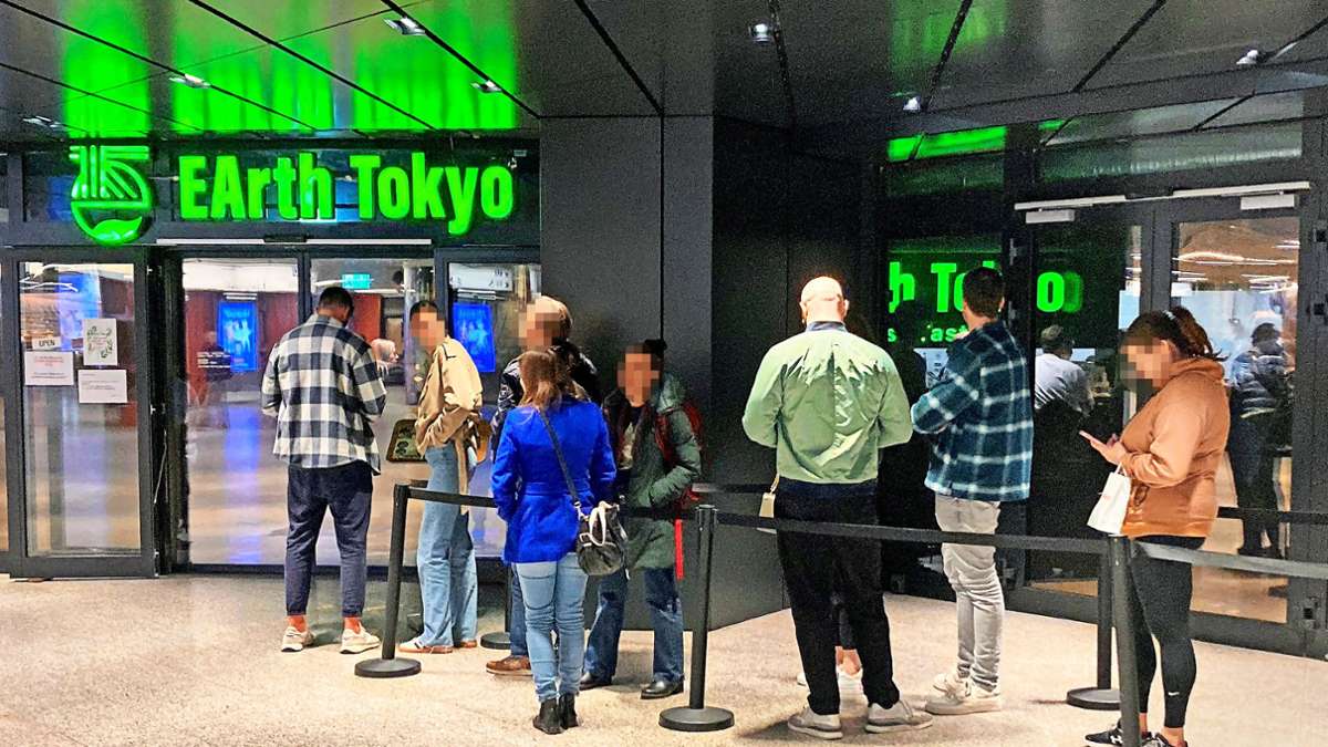 Schlangen mit Absperrband wie am Flughafen vor dem Earth Tokio in der Haltestelle Stadtmitte