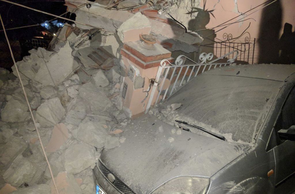 Eingestürzte Häuser und verschüttete Autos – nach dem Erdbeben zeigt sich ein Bild der Zerstörung.