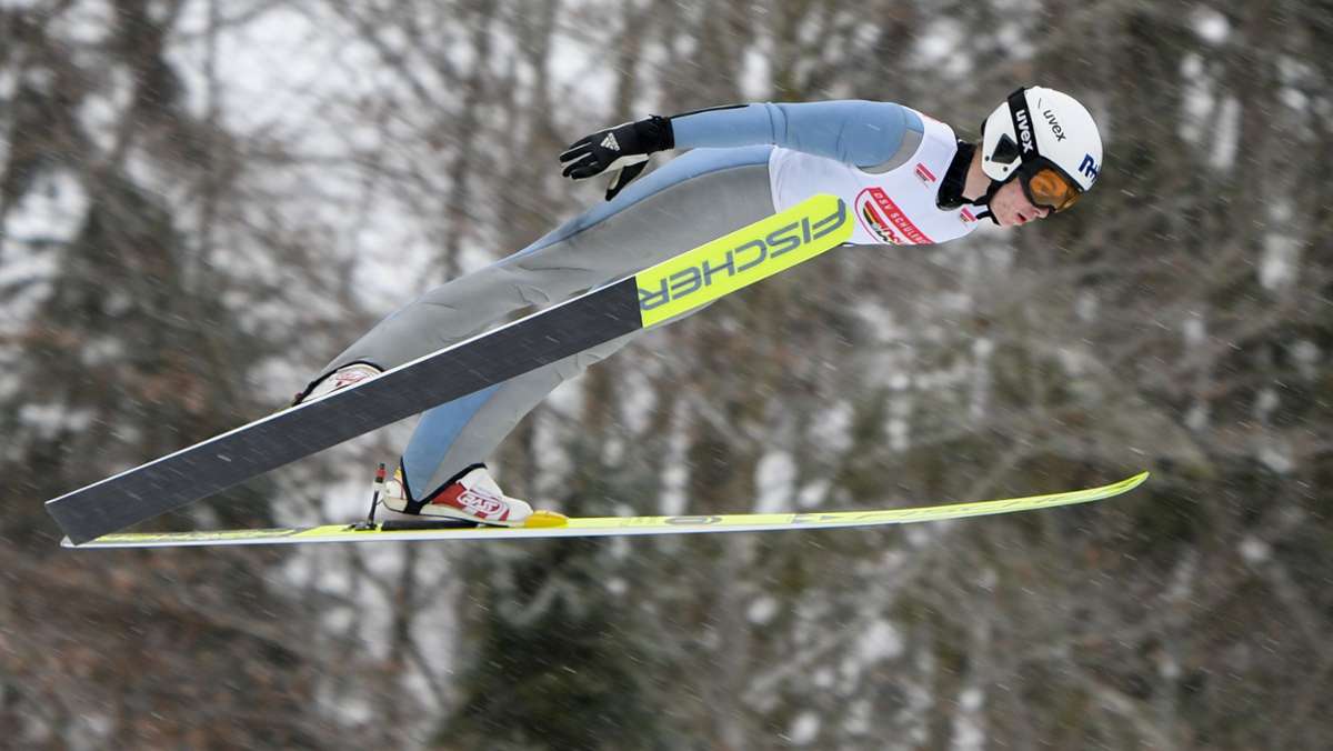  Julian Hillmer ist binnen eines Jahres um 16 Zentimeter gewachsen, will sich davon aber nicht von seinem sportlichen Weg abbringen lassen. Der 14-jährige Kaderathlet aus Fellbach möchte einer der besten Skispringer in Deutschland werden. 