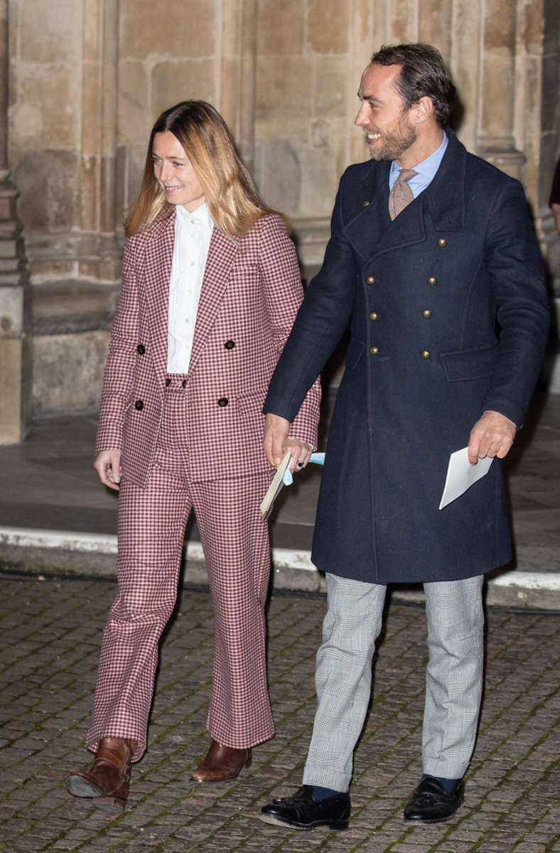 Französischen Chic in einem coolen weinrot karierten Anzug versprühte Alizée Thevernet, die Frau von Kates Bruder James Middleton.