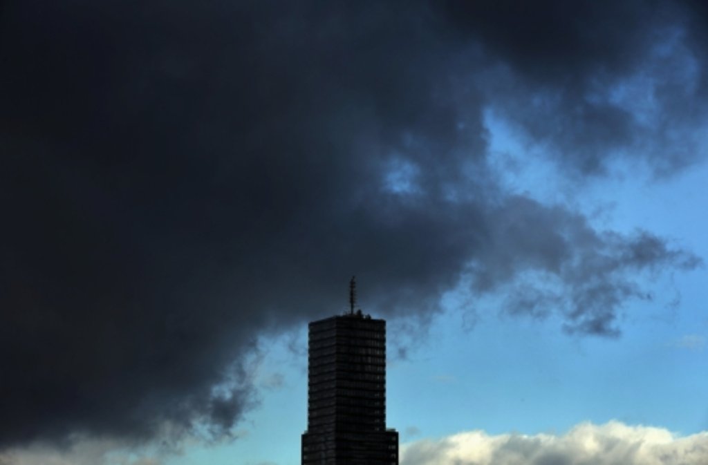 Eine dunkle Wolke zieht in Köln über dem Media Park Hochhaus auf.