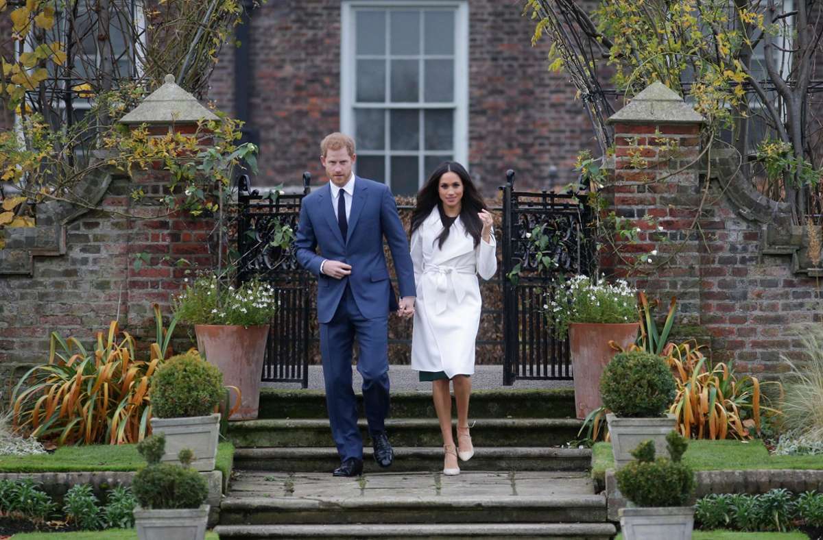 Im November 2017 grüßen als Verlobte: Meghan Markle und Prinz Harry. Im BBC-Interview erzählen sie von ihrem Kennenlernen und dem Heiratsantrag, für den der Blaublütige ganz standesgemäß vor seiner Freundin in die Knie ging.