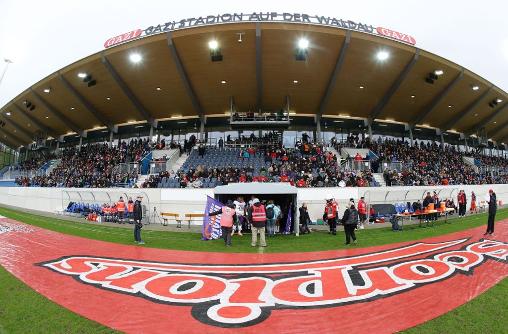 Über 2000 Fans wohnten dem Auftaktspiel der Saison im Gazi-Stadion bei.