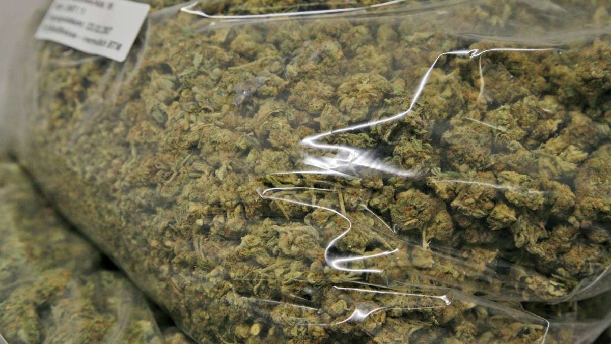  Die Polizei nimmt einen Auffahrunfall auf einer Raststätte bei Walldorf auf. Der Geruch von Marihuana bringt die Beamten auf die Spur: Im Kofferraum eines Beteiligten lagern knapp 20 Kilogramm Cannabis. 