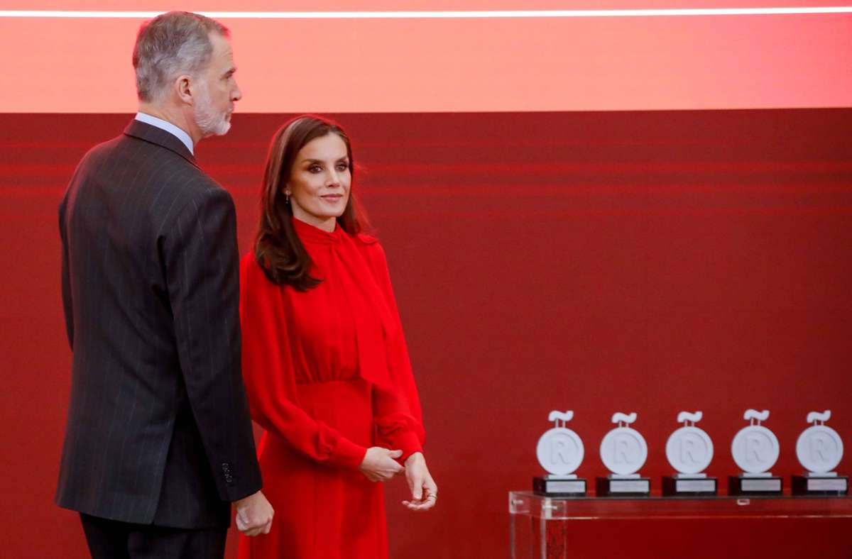 Spaniens Königin Letizia steht zu ihrer grauen Strähne.