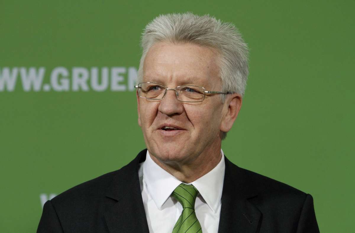 Und auch im Südwesten gab es so ein Szenario bereits – und zwar 2011, als Winfried Kretschmann zum ersten Grünen-Ministerpräsidenten gewählt wurde. Bei der Landtagswahl damals erhielt die CDU 39 Prozent der Stimmen und damit 60 Sitze im Landtag. Sie stellte also die stärkste Fraktion.
