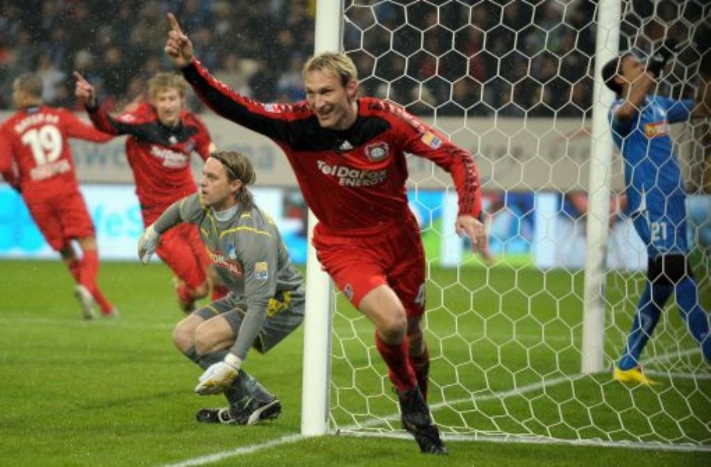 Der Abschied des alten Finnen: Die Liverpool-Legende Sami Hyypiä (vorne) beendet seine Karriere, Bayer Leverkusen wird auf die unschlagbare Routine des Abwehrspielers künftig verzichten müssen.