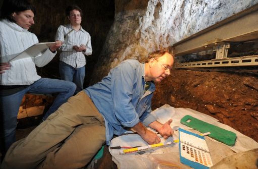 Der Archäologe Nicholas Conard untersucht zusammen mit seinen Mitarbeitern die Hohle-Fels-Höhle.