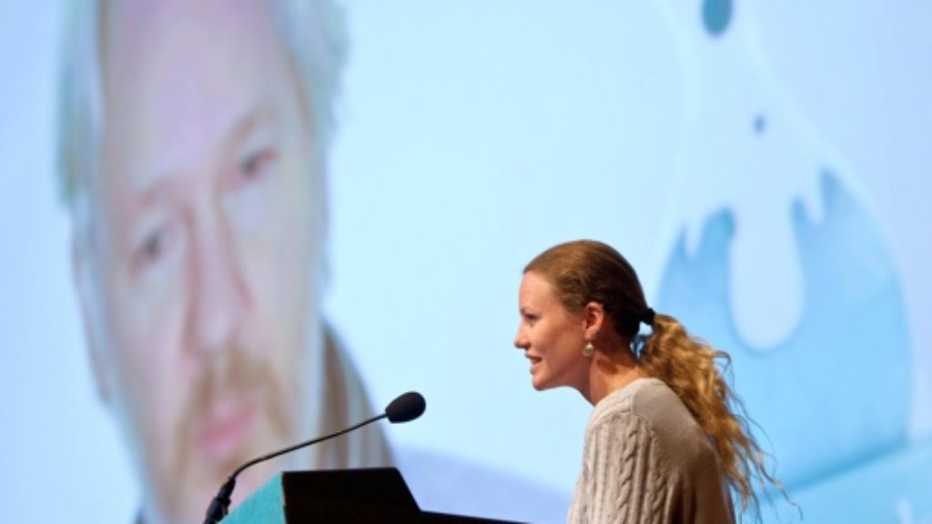  Die totgesagte Enthüllungsplattform Wikileaks legt auf dem Hackerkongress 30C3 einen großen Auftritt hin. Gründer Julian Assange, Internetaktivist Jacob Appelbaum und Snowden-Begleiterin Sarah Harrison richten einen nachdrücklichen Appell an die Hacker. 