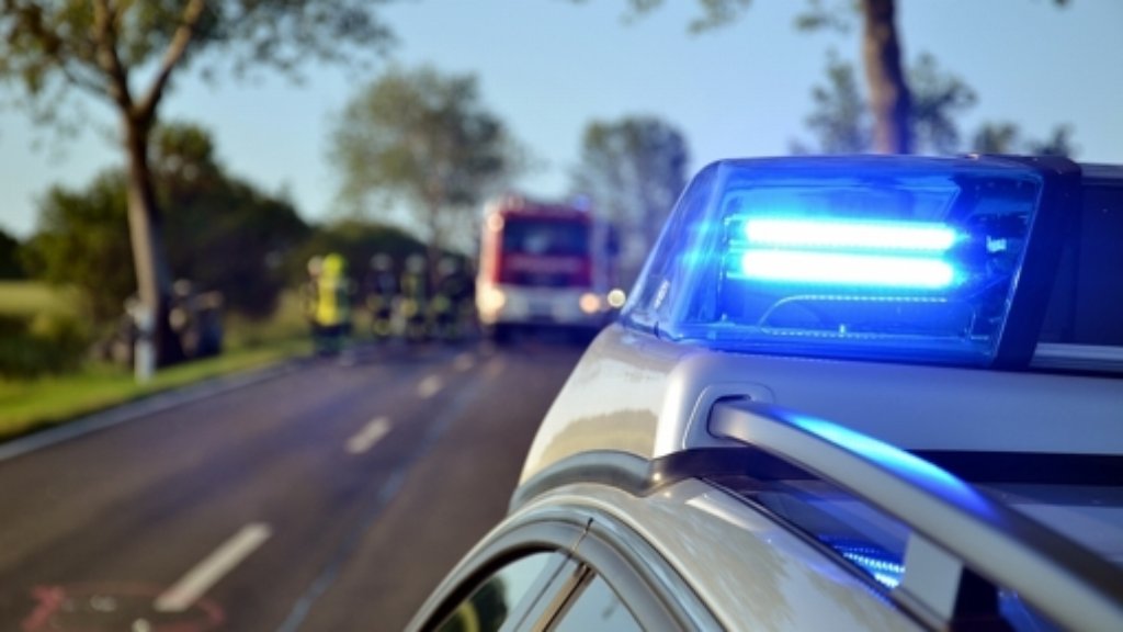  Ein schwerer Unfall auf der Autobahn 7 bei Oberkochen im Ostalbkreis hat insgesamt sechs Verletzte gefordert, eine 22-Jährige erlitt schwere Verletzungen. Die A7 musste an der Anschlussstelle Oberkochen für mehrere Stunden komplett gesperrt werden. 