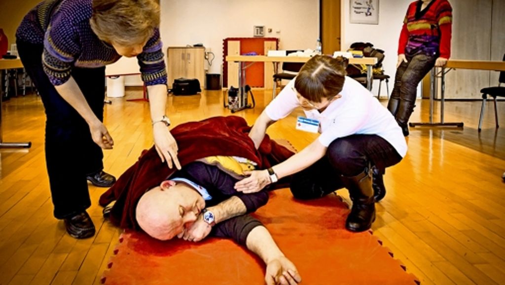  Was tun im Notfall? Ein Ersthelfer-Kurs des Deutschen Roten Kreuzes wendet sich speziell an Senioren. Viele rufen bei Anzeichen eines Schalganfalls oder eines Herzinfarkts zu spät den Notarzt. Dabei zählt jede Minute. 