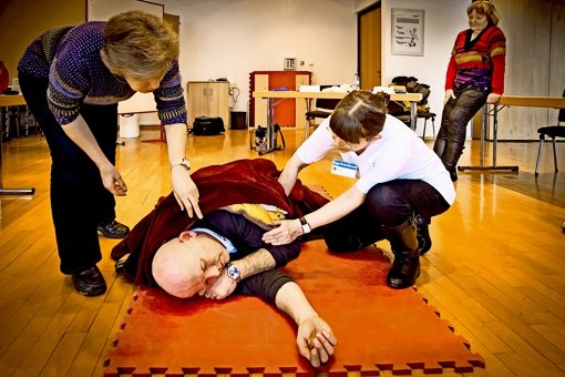Auch beim Kurs für Senioren wird die stabile Seitenlage  geübt – im Notfall müssen die Handgriffe sitzen. Foto: Lichtgut/Achim Zweygarth