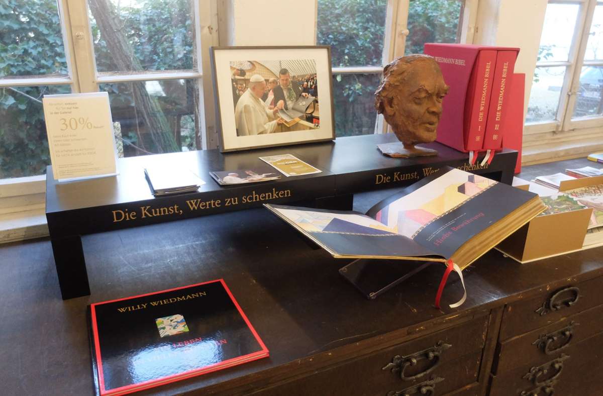 Die Wiedmann-Bibel mit dem Foto von der Überreichung mit Martin Wiedmann an den Papst.