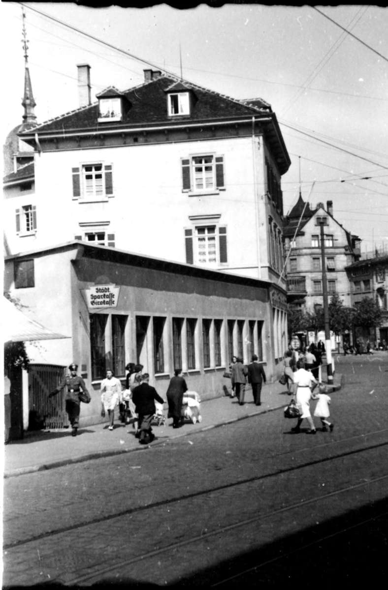 Am Ende der Bahnhofstraße beim Wilhelmsplatz war die Sparkasse.