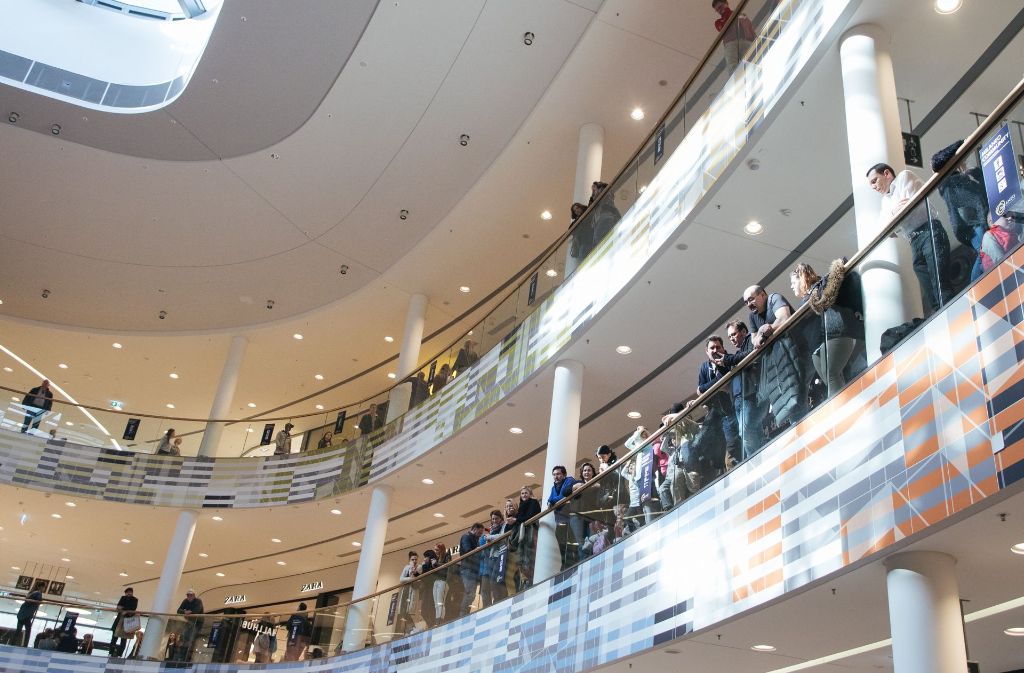 Bereits vor dem Auftritt versammelten sich zahlreiche Zuschauer an den Geländern der Stockwerke oberhalb der Aktionsfläche des Einkaufscenters.