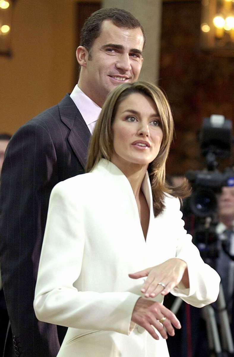 Dass sie eine meinungsstarke Kronprinzessin bekommen, merkten die Spanier schon, als die Verlobung des Prinzen und der Journalistin 2003 verkündet wurde. Bei der Pressekonferenz wies Letizia Ortiz ihren Zukünftigen an, sie ausreden zu lassen.