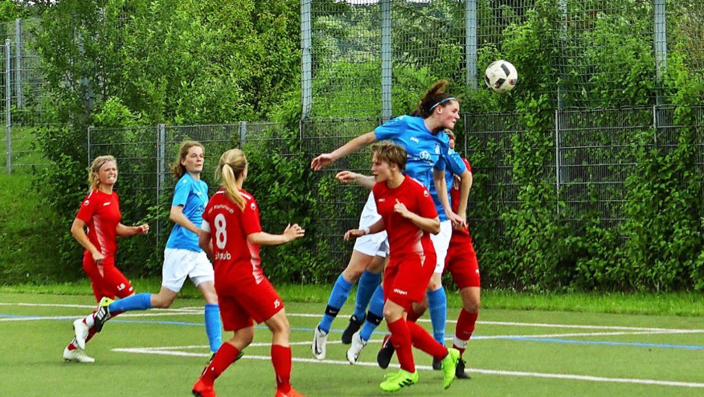 Fußball: Sektdusche und Platzsturm: Münchinger Frauen jubeln