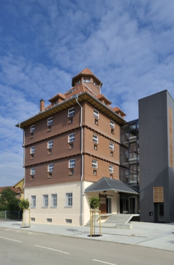 Die Renovierung des ehemaligen Getreidesilos in Geislingen durch Volker Sawall und das Albwerk erscheint außen eher zurückhaltend. Die Jury überzeugt die Sorgfalt, wie das Silo zum Bürogebäude umgestaltet wurde.