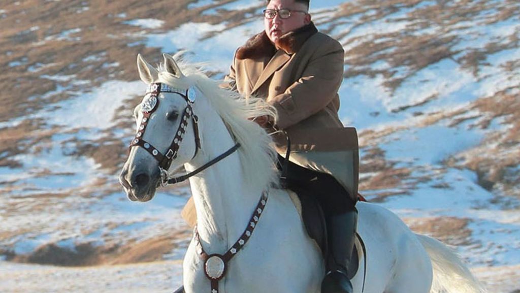  Seit mehr 70 Jahren ist Nordkorea fest in der Hand des Kim-Clans. Vater Kim Jong Il und Sohn Kim Jong Un ist die Liebe zu weißen Pferden gemeinsam. Kim Jong Uns Ritt auf einem weißen Ross ist nicht der erste Propaganda-Ritt des 35-Jährigen. 