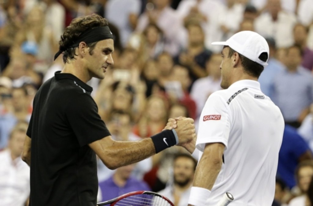 Roger Federer (Schweiz, links) nach seinem Sieg gegen den Spanier Roberto Bautista Agut.
