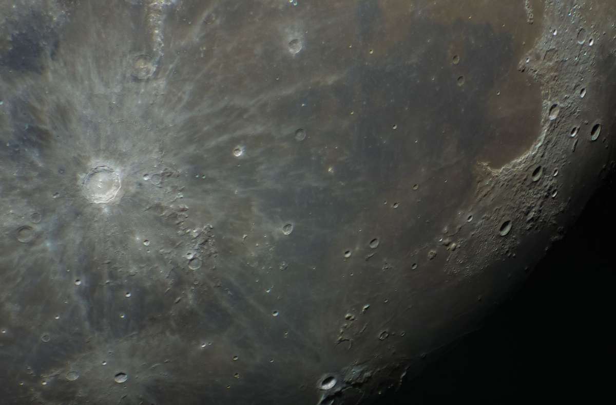 Schon mit bloßem Auge zu erkennen ist der Copernicuskrater auf dem Mond. Er ist 3800 Meter tief und hat einen Durchmesser von fast 100 Kilometern.