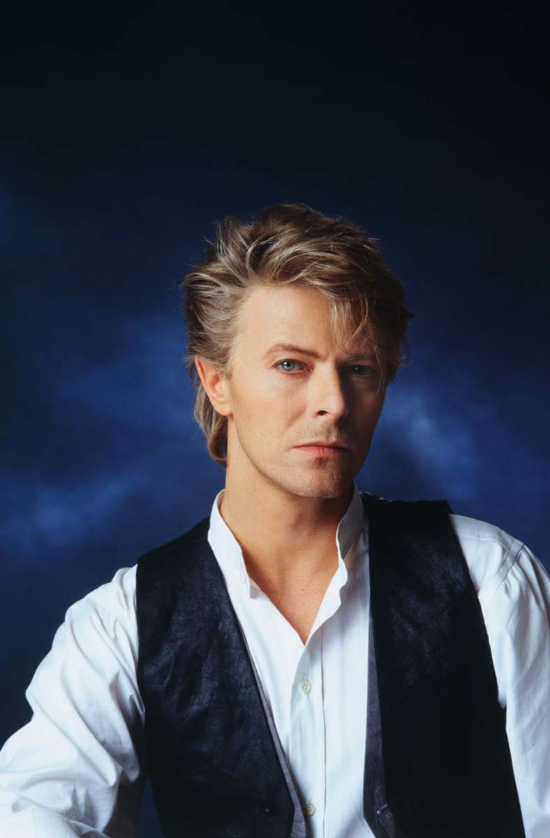 Der britische Sänger David Bowie, hier 40 Jahre alt, als er schon lange nicht mehr Ziggy Stardust sein wollte, mit schöner Frisur in Amerika. Musikalisch – das von der Kritik abgelehnte Album „Never Let Me Down“ erschien im selben Jahr – war er zu der Zeit nicht auf der absoluten Höhe. Fotografie entstand 1987 in Los Angeles.