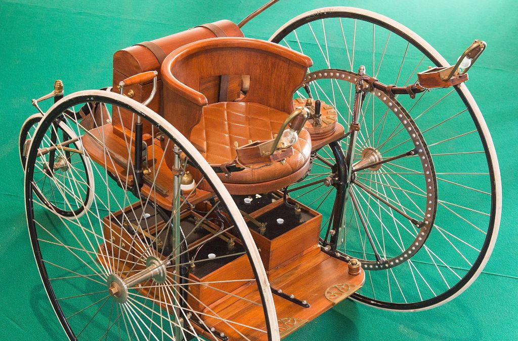 Wer es gemächlicher mag, sollte auf einem der ersten funktionsfähigen Elektroautos der Welt Platz nehmen – hier eine Rekonstruktion des Ayrton & Perry Tricycle aus dem Jahr 1882.