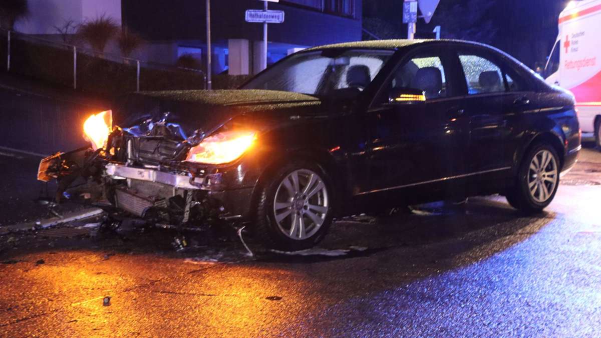 Unfall in Göppingen: Mercedes kracht in Kia – Mehr als 30.000 Euro Schaden