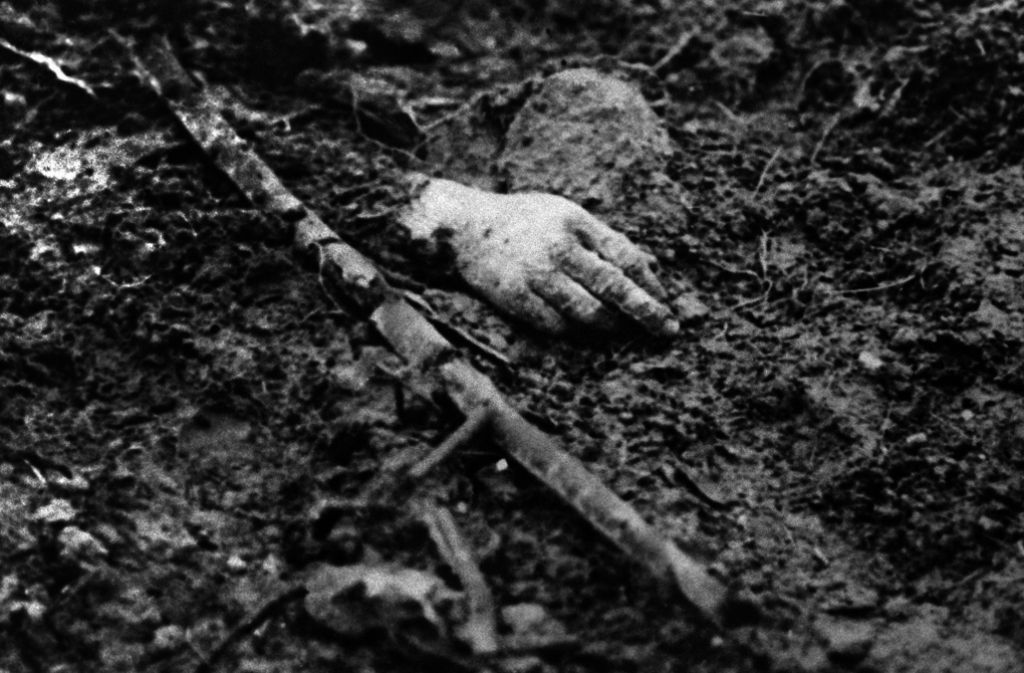 1916: Nur die Hand eines Gefallenen ragt in Verdun aus dem Erdreich.