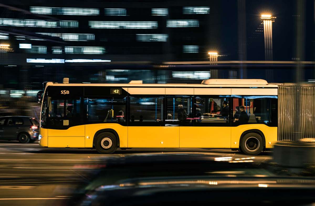 Die Polizei nahm einen 26-Jährigen, der in einem Bus randaliert hatte, vorläufig fest (Symbolfoto). Foto: Lichtgut/Max Kovalenko