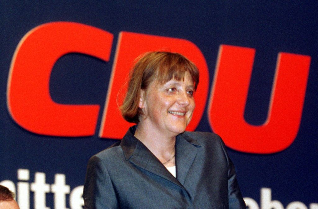 Die Bundestagswahl 1998 war für die CDU und ihren Kanzlerkandidaten Kohl ein Debakel. CDU/CSU erhielten das schlechteste Ergebnis seit 1949. Gerhard Schröder (SPD) wurde Kanzler, erstmals wurde in Deutschland eine amtierende Bundesregierung abgewählt. Auf dem CDU-Bundesparteitag nach der Wahl wird Wolfgang Schäuble als neuer Vorsitzender der CDU gewählt und Merkel auf seinen Vorschlag hin als Generalsekretärin. Im Jahr 2000 schließlich war Merkel als Vorsitzende der CDU an der Spitze der Partei angelangt.