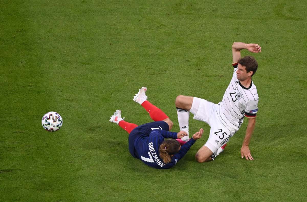 Antoine Griezmann und Thomas Müller kämpfen um den Ball.